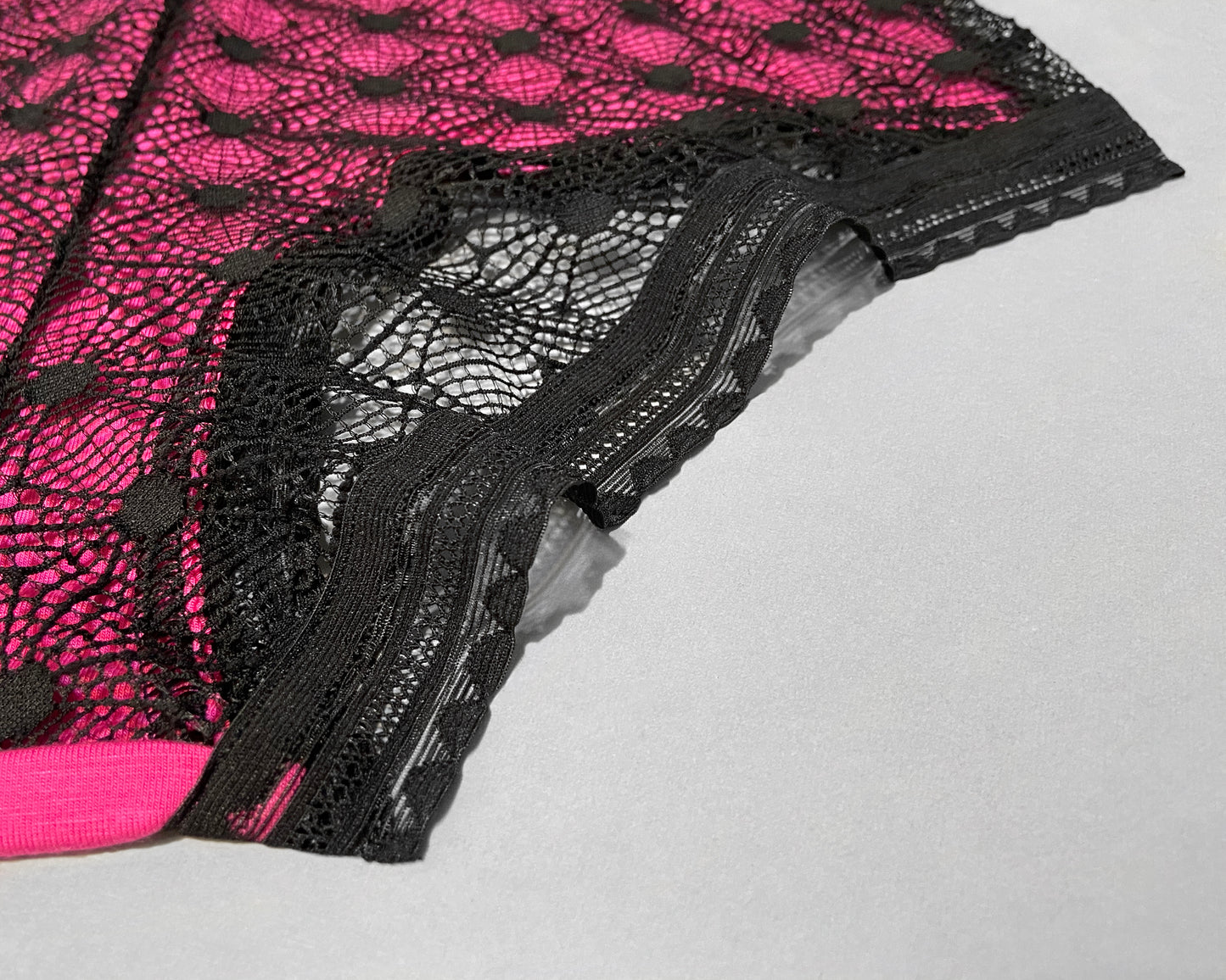 Close up of the standard elastic option for the legopening, showing the graphic pattern in the elastic.