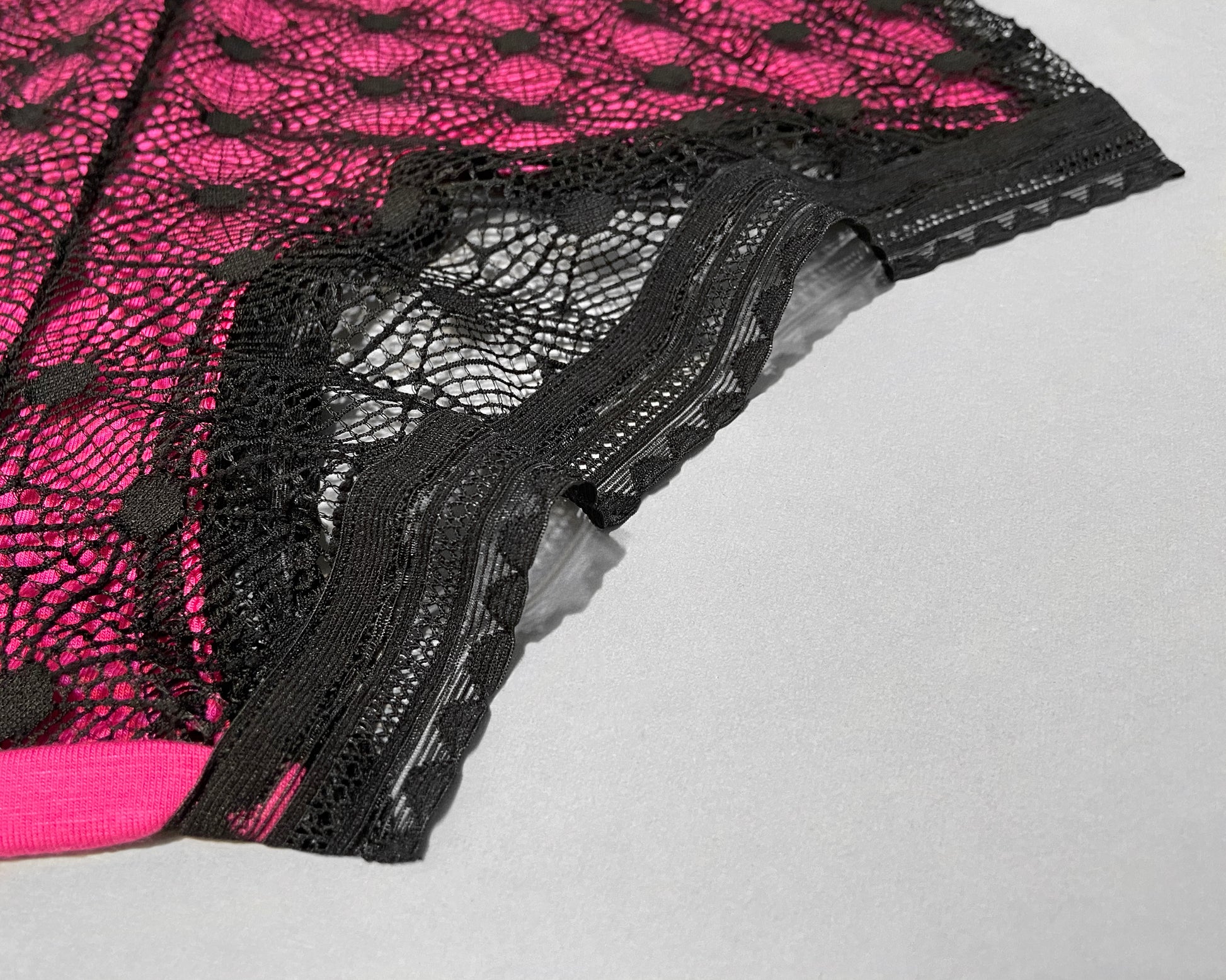 Close up of the standard elastic option for the legopening, showing the graphic pattern in the elastic.